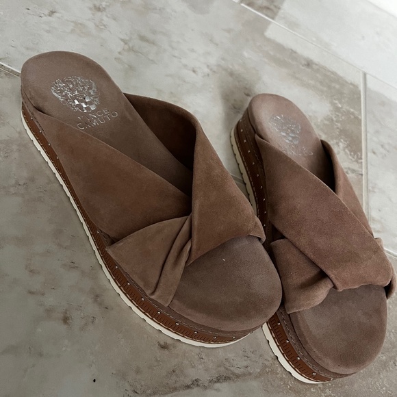 Vince Camuto platform slides - Picture 1 of 2